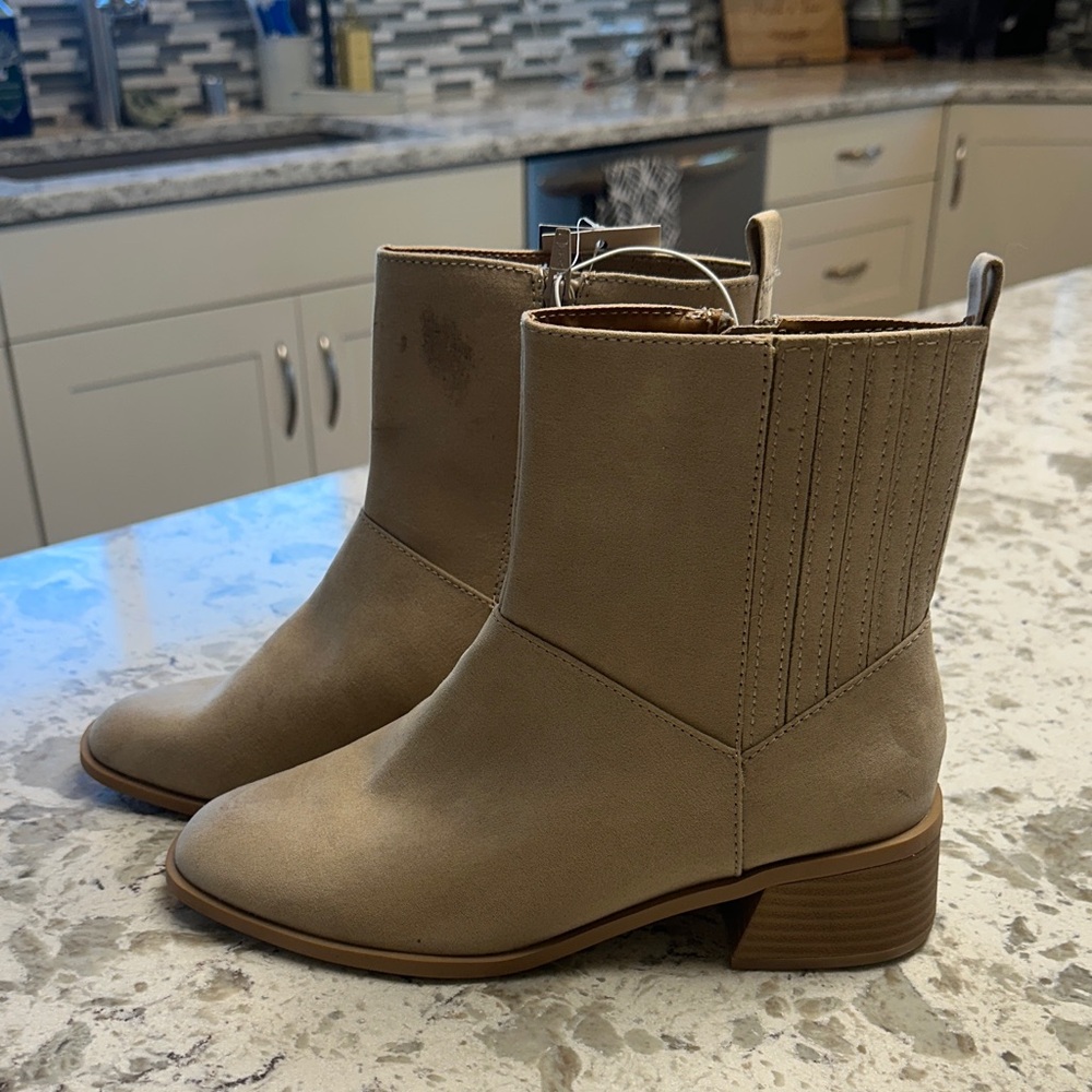 NEW UNIVERSAL THREAD Ashley Low Block Ankle Boots Taupe 9